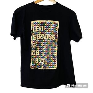 Levi’s short sleeved teeshirt, women’s size large. Multicolored diamond graphic.